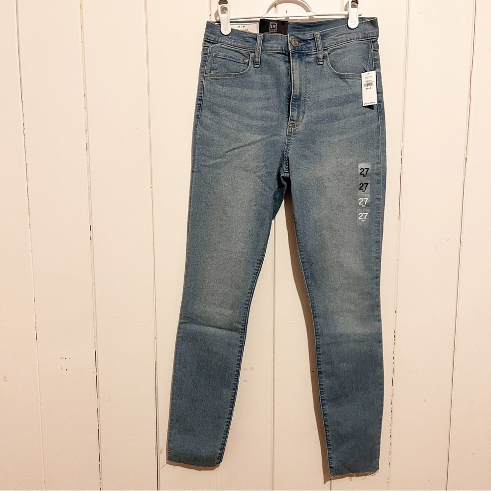 Gap High Rise Jegging Size 27. New with Tags.